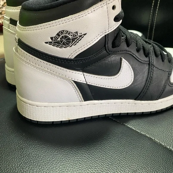 Kids Nike Air Jordan 1 Retro High Black and White Sneakers Size 7Y - Picture 7 of 11